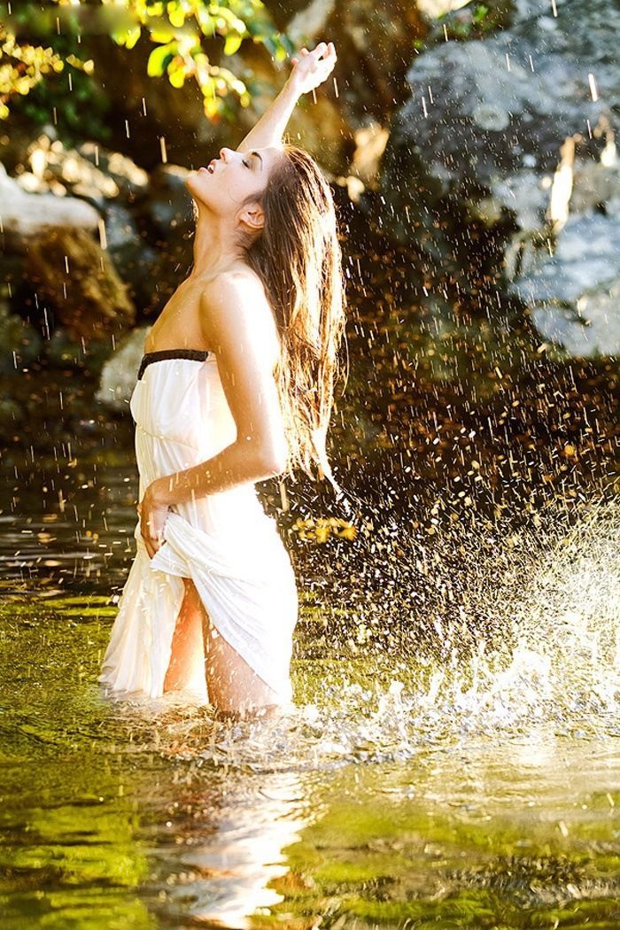 Marie Avgeropoulos in Hovrach