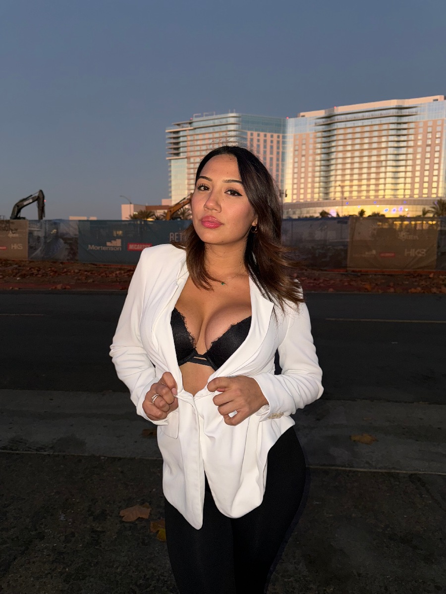 Take a pause and enjoy Ali Cruz — streaming from Hovrach