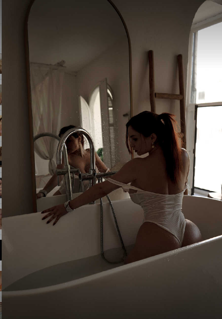 A playful frame from Miranda Faith nude — online in Hovrach