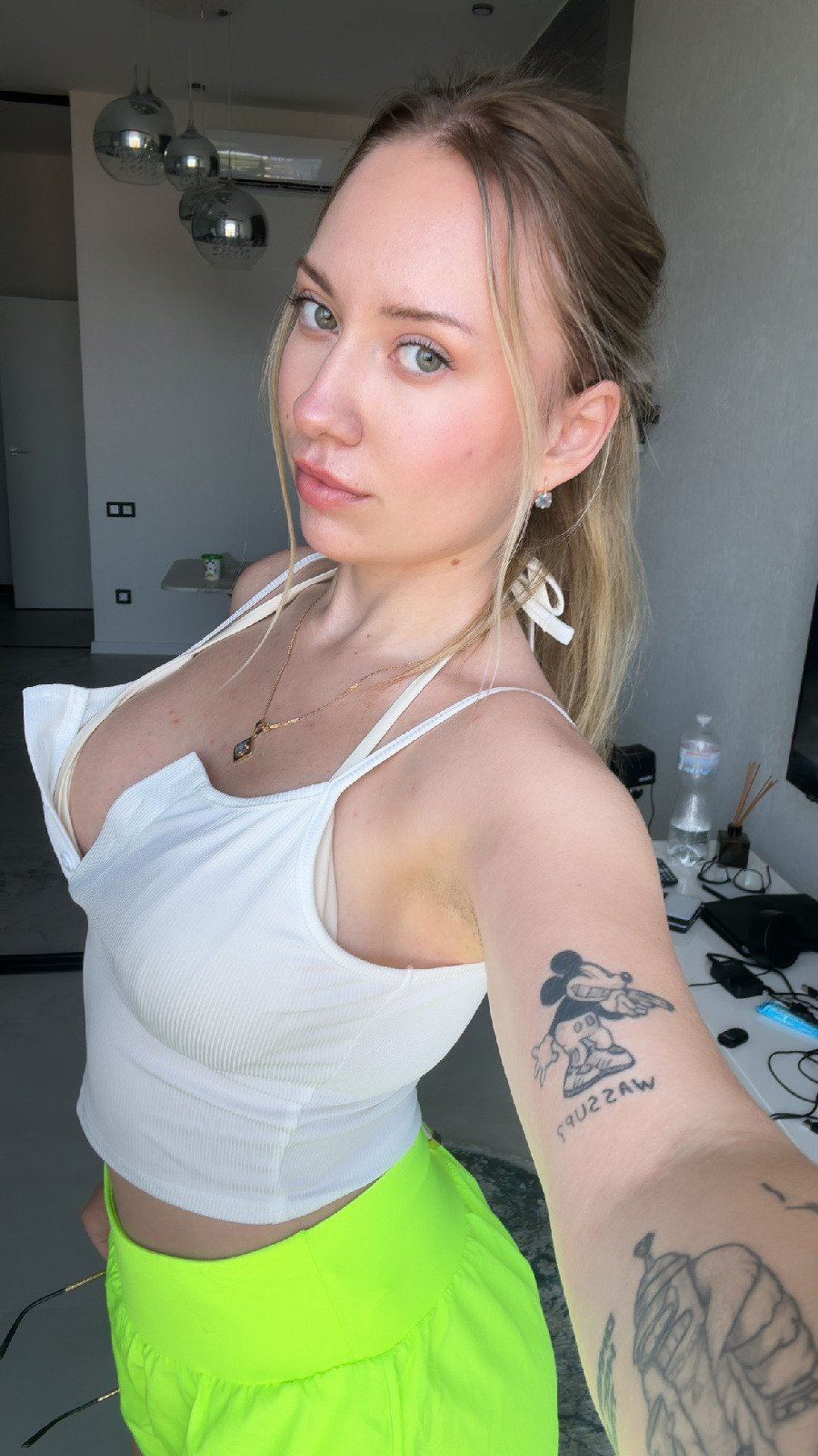 KateV in her underwear in Hovrach