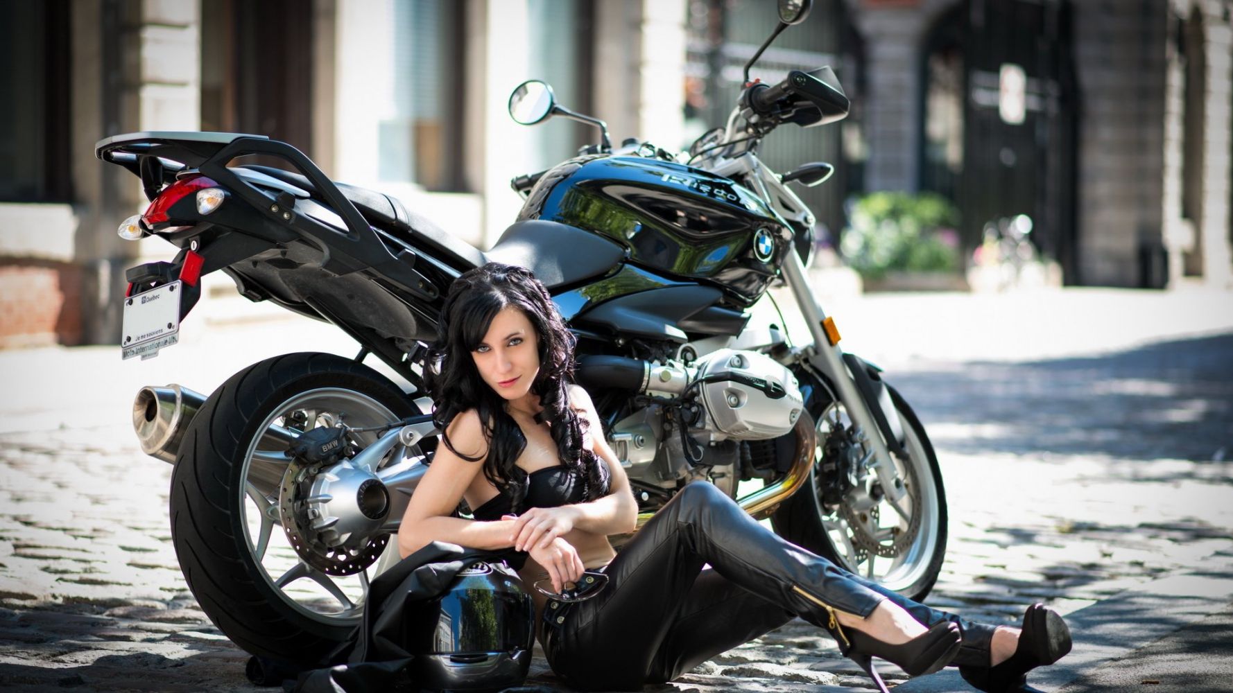 European women on bikes in Hovrach