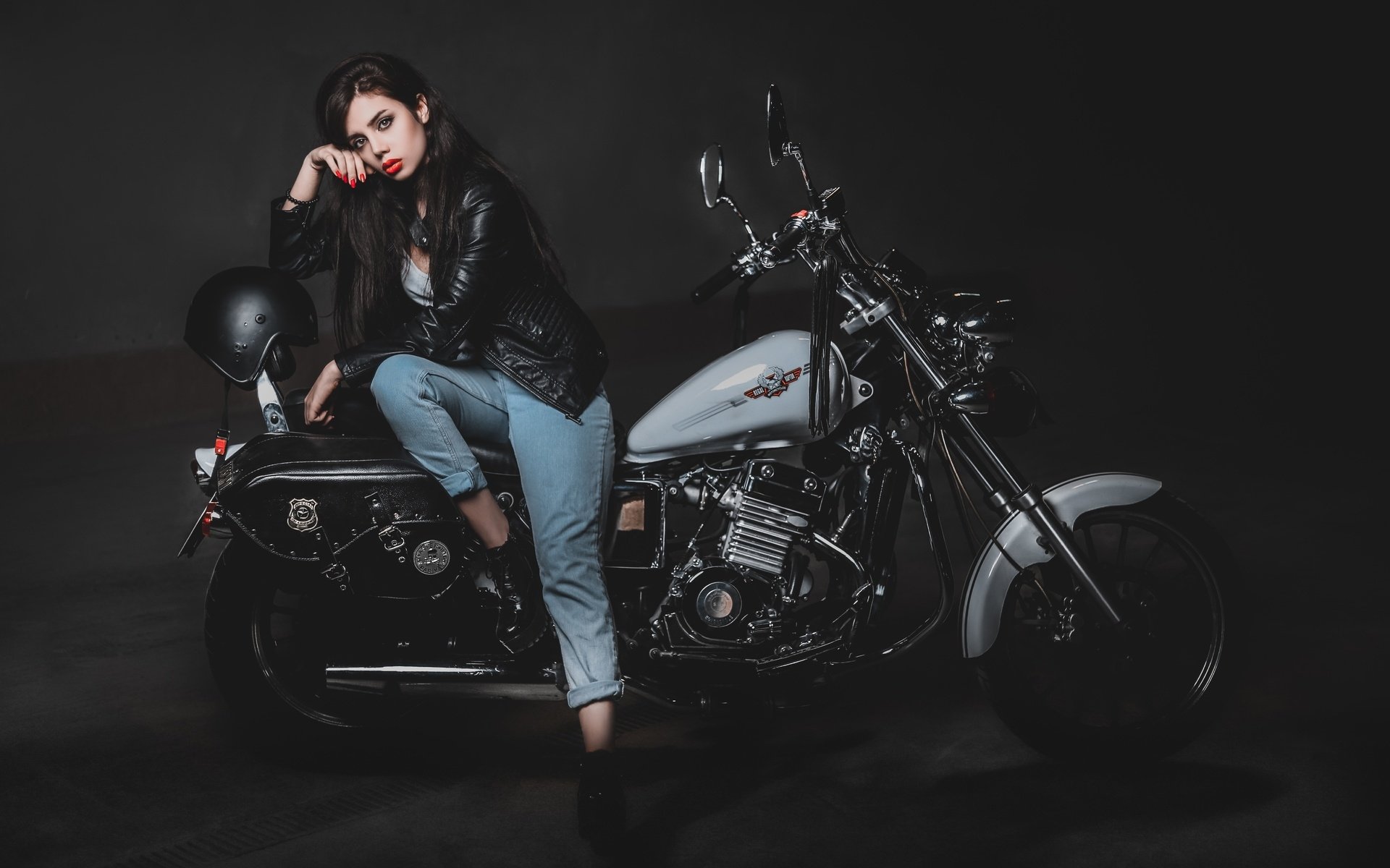 Biker girls: style and drive in Hovrach