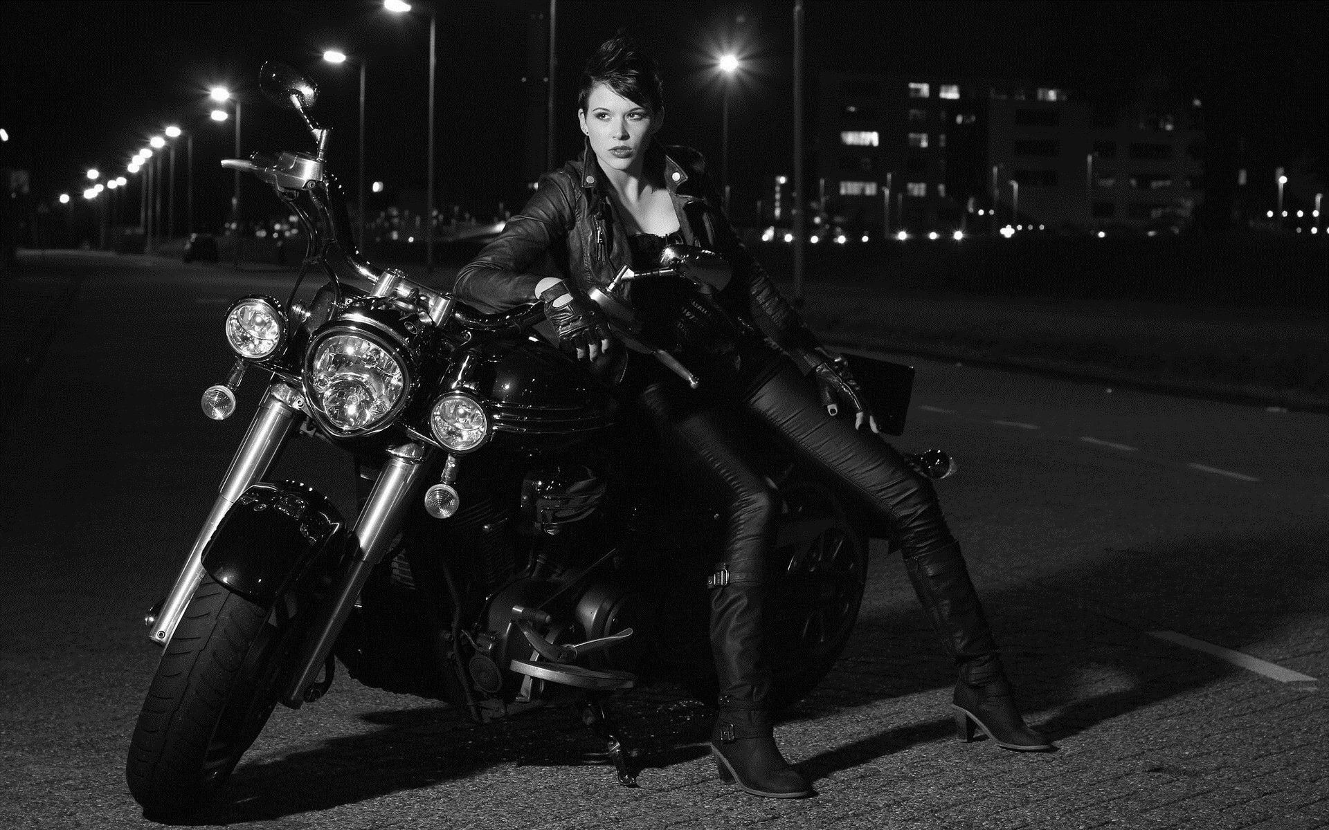 Photo Beautiful girls and motorcycles in Hovrach