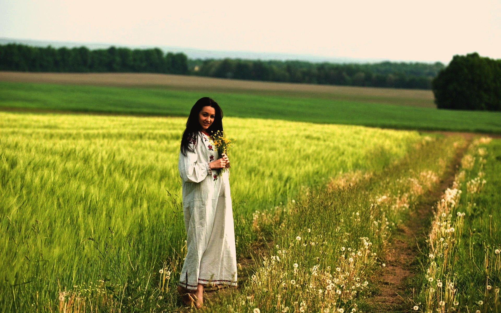 Women in Slavic costumes in Hovrach