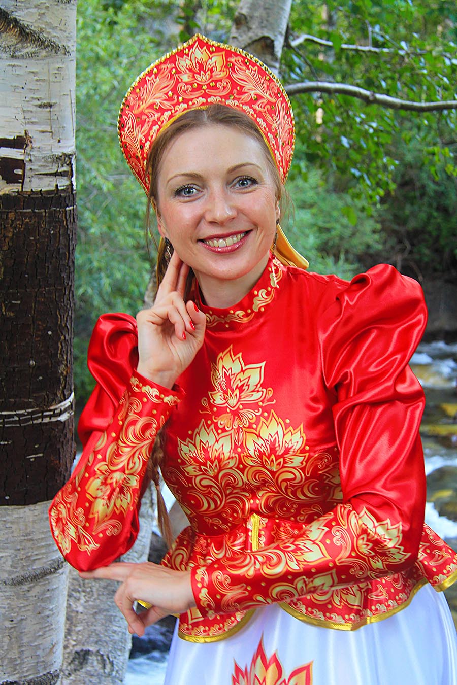 Women in Slavic costumes in Hovrach