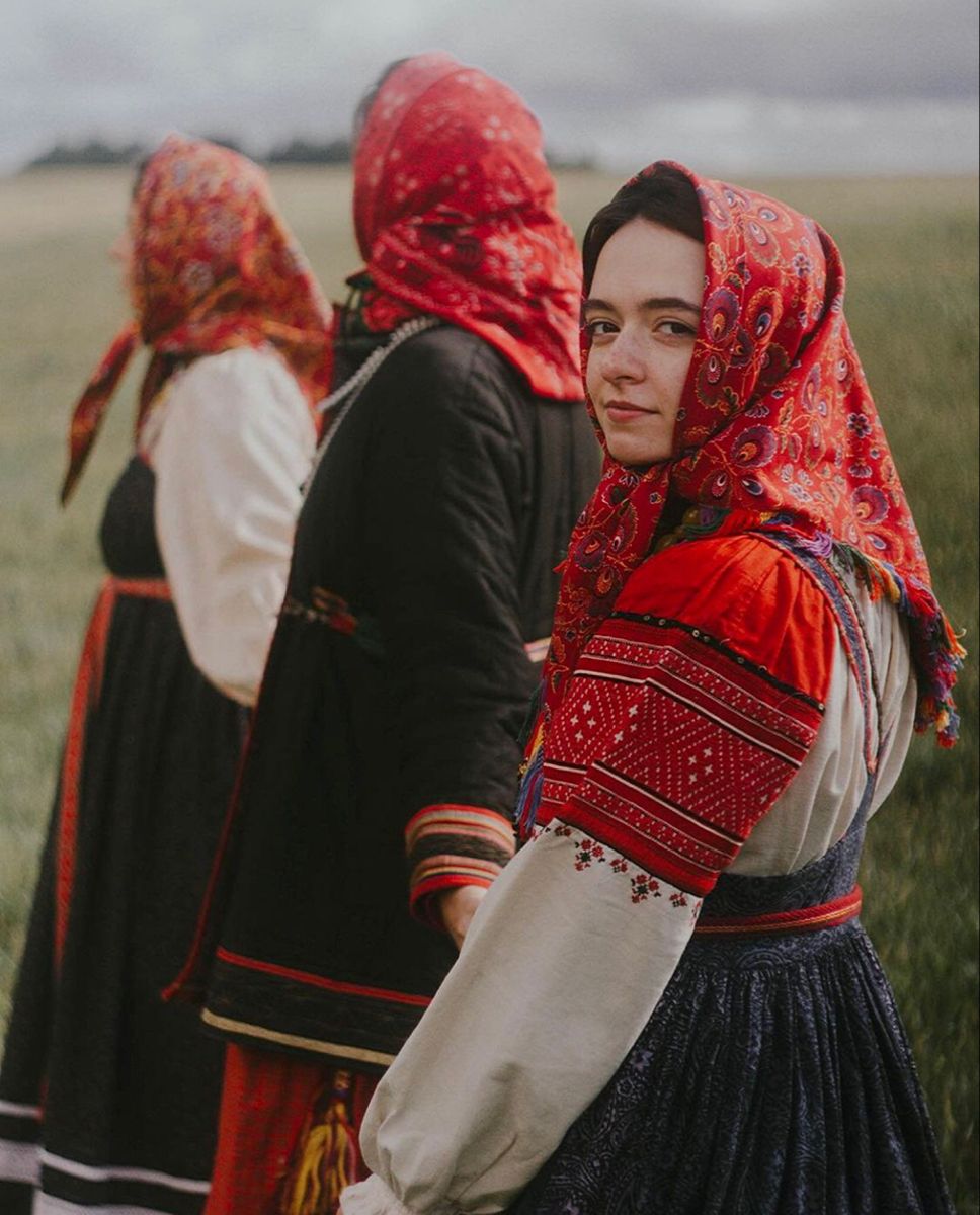 Women in Slavic costumes in Hovrach