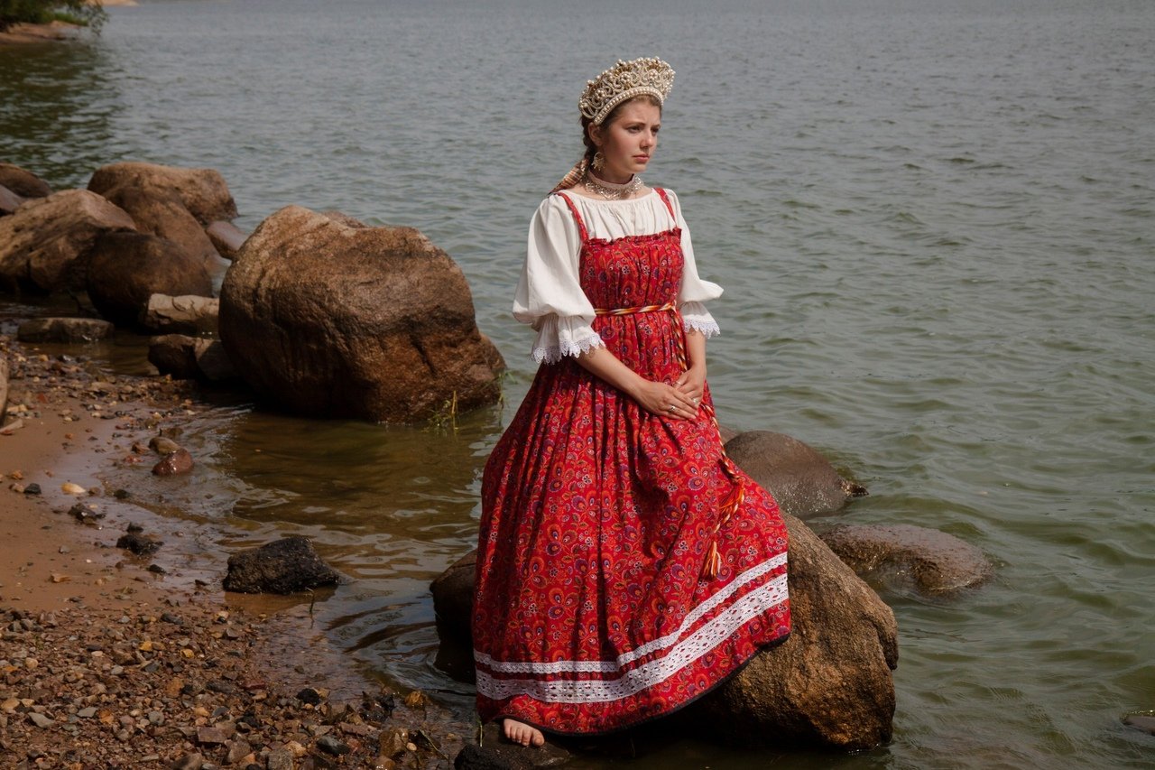 Women in Slavic costumes in Hovrach