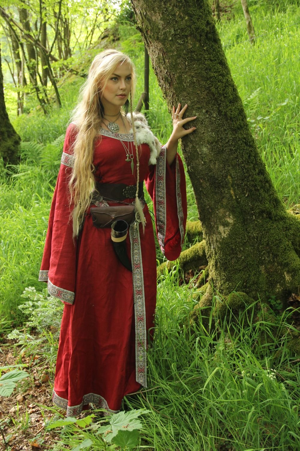 Women in Slavic costumes in Hovrach