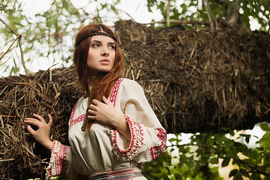Women in Slavic costumes in Hovrach