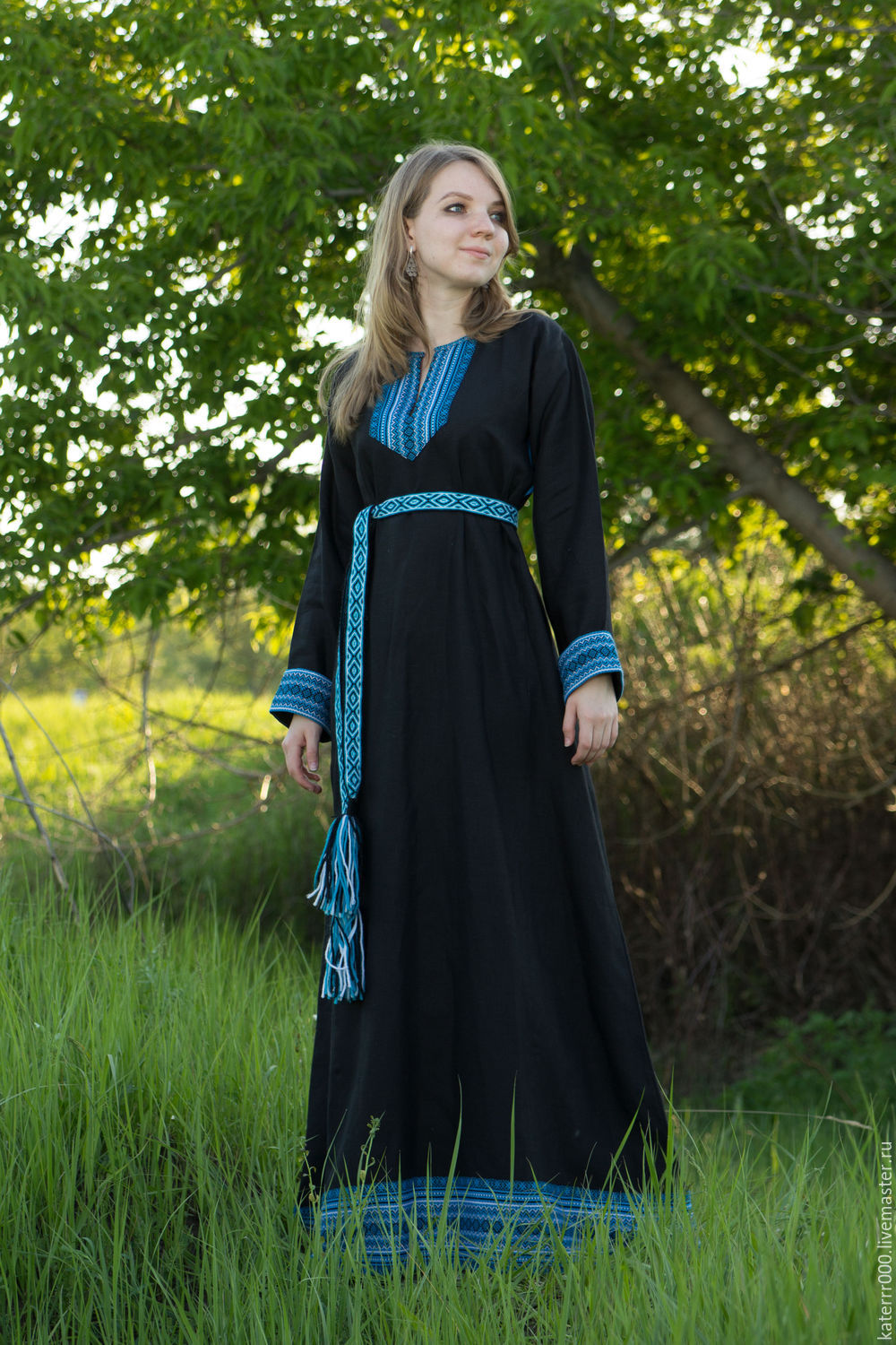 Women in Slavic costumes in Hovrach