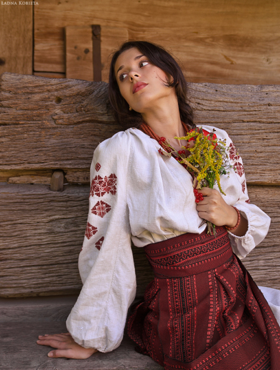 Girls in Slavic costumes in Hovrach