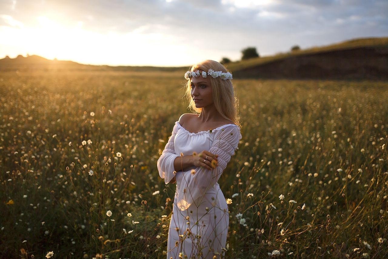 Girls in Slavic costumes in Hovrach