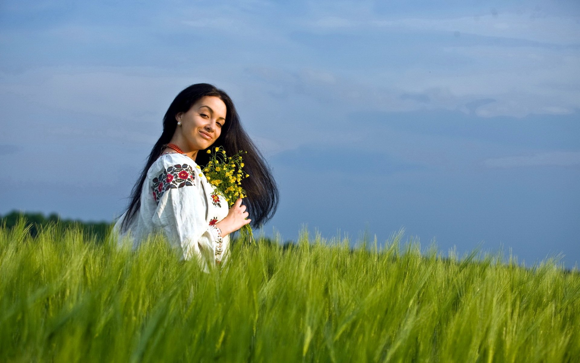 Girls in Slavic costumes in Hovrach