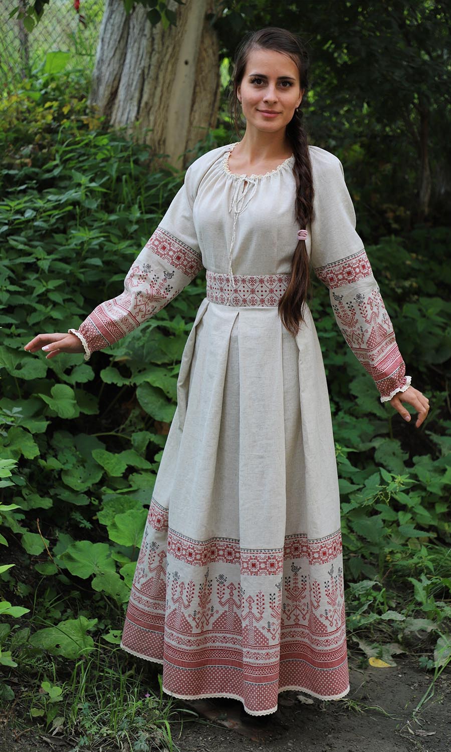 Girls in Slavic costumes in Hovrach