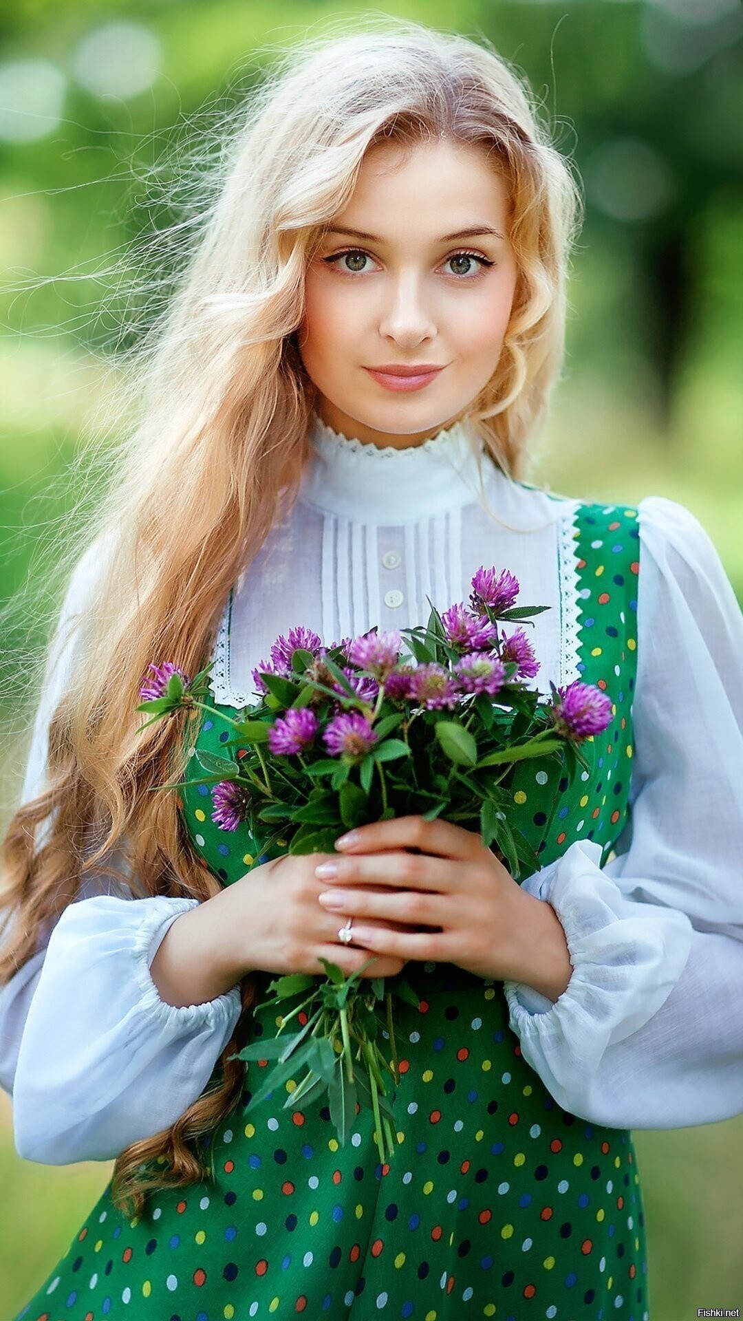 Girls in Slavic costumes in Hovrach
