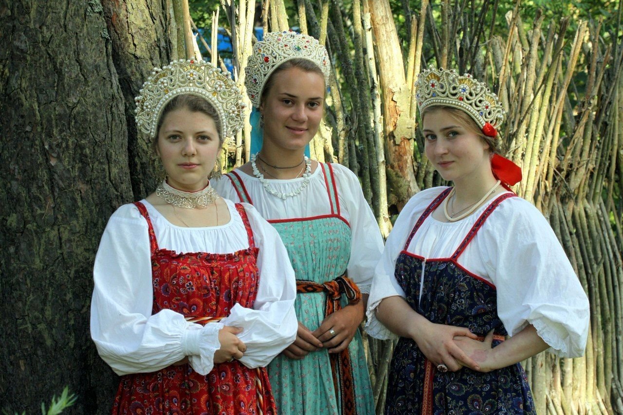 Sexy model Girls in Slavic costumes in Hovrach