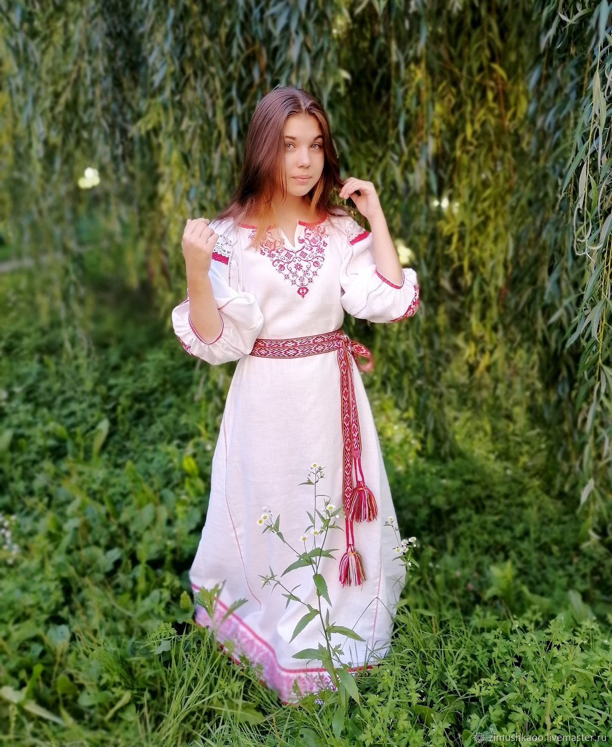 Girl Girls in Slavic costumes in Hovrach