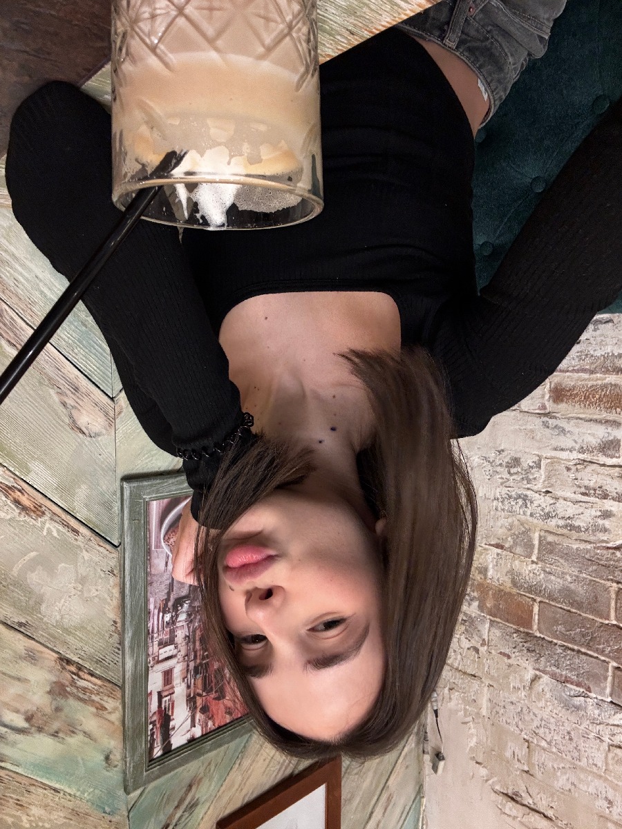 Fresh photos, fresh mood — Tina online in Hovrach